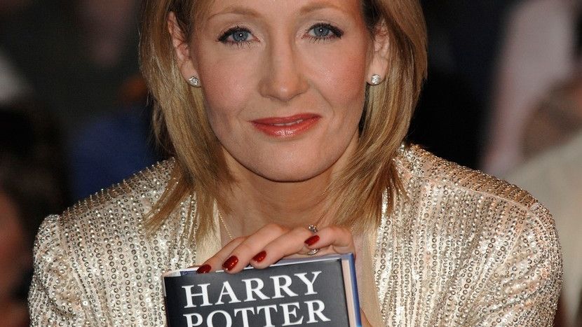 Lidé podezírají The Guardian, že zastavil anketu, protože Rowlingová měla být osobností roku